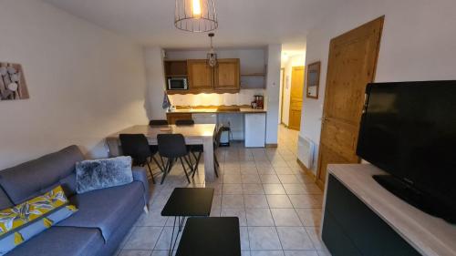un salon avec un canapé et une salle à manger dans l'établissement Apprt 41m2 6 pers avec 2 chambres, 1 coin montage avec garage, à Les Deux Alpes