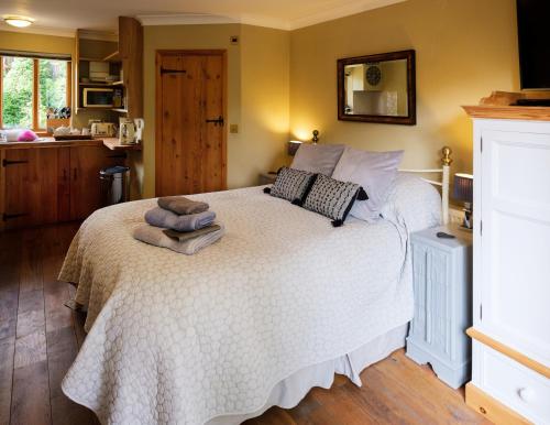 Katil atau katil-katil dalam bilik di Just a Minim - a beautiful studio in quaint rural location