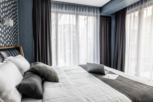 En eller flere senge i et værelse på HIDDEN BANK: DIAMONDS