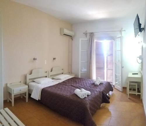 1 dormitorio con 1 cama con 2 toallas en MIRABELLO HOTEL APARTMENTS en Dassia