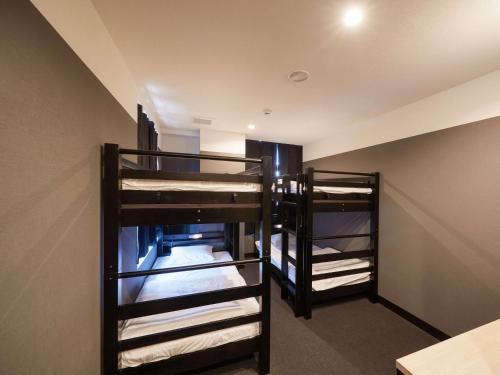 Bunk bed o mga bunk bed sa kuwarto sa CABIN&HOTEL CONSTANT NAHA