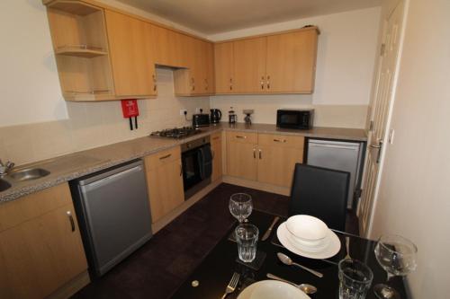 a kitchen with a table with chairs and a tableasteryasteryasteryasteryasteryastery at AMAZING 7 PERSON 3 BEDROOM 3 BATHROOM HOUSe in Hull