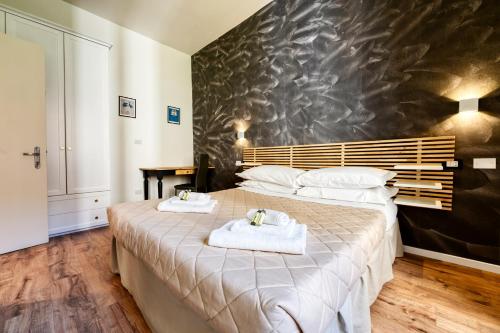 A bed or beds in a room at 3 Rooms 3 Bathrooms - Lovely Apartment close the Vatican