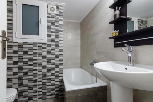 Kúpeľňa v ubytovaní Bright and Spacious 2-bedrooms Apartment in Athens