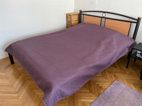 Postel nebo postele na pokoji v ubytování Colorful Urban Oasis