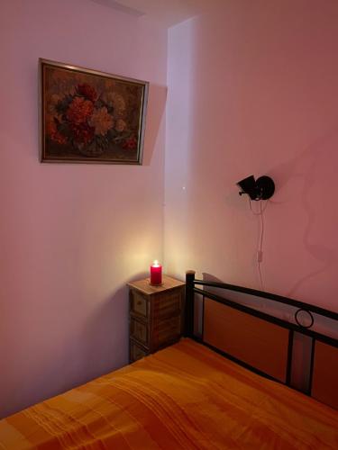 Postel nebo postele na pokoji v ubytování Colorful Urban Oasis