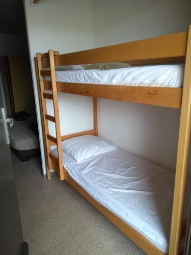 quelques lits superposés dans une chambre dans l'établissement Le palais de la méditerranée, à Saint Pierre La Mer