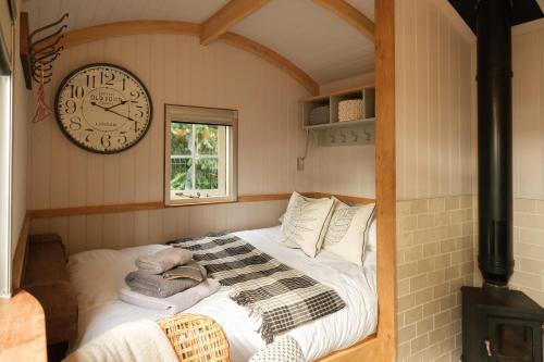 A bed or beds in a room at Piano Forte - delightful rural shepherd hut & hot tub available !
