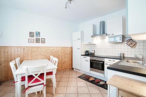 - une cuisine avec une table blanche et un évier dans l'établissement Casa Cigno by Quokka 360 - relaxation and sunshine assured, à Minusio