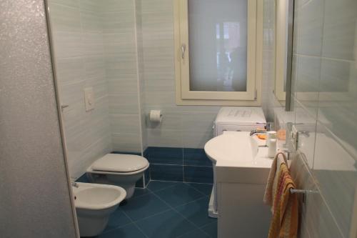 La salle de bains est pourvue d'un lavabo, de toilettes et d'un miroir. dans l'établissement Luisa bilocale con giardino, à Castagneto Carducci