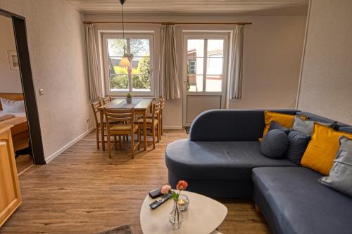ein Wohnzimmer mit einem Sofa und einem Tisch in der Unterkunft Ferienhaus Wattn Urlaub in Bensersiel