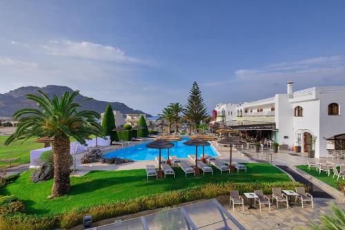 ein Resort mit einem Pool und Stühlen sowie einem Gebäude in der Unterkunft Alianthos Garden in Plakias