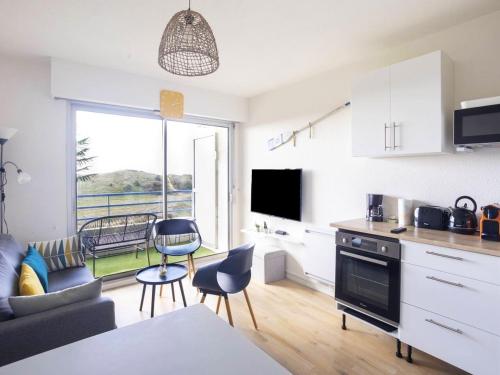 une cuisine et un salon avec une grande fenêtre dans l'établissement Appartement avec Vue sur Mer à Saint-Jean-de-Monts, 30 m², Balcon, à Saint-Jean-de-Monts