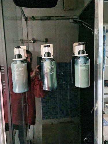 une personne prenant une photo dans un miroir dans l'établissement Appartement avec Vue sur Mer à Saint-Jean-de-Monts, 30 m², Balcon, à Saint-Jean-de-Monts