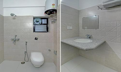 ein Bad mit einem WC und einem Waschbecken in der Unterkunft PARKSTONE in Kalkutta