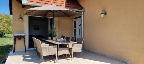 En terrasse eller udendørsområde på Balaton Villa