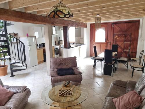 un salon avec un canapé et une table dans l'établissement Le Clos du Lys, à Châlons-en-Champagne