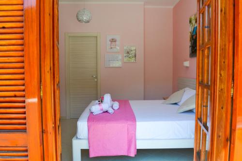 a bedroom with a bed with a pink blanket at Le Twins -Bed and Breakfast in Tropea