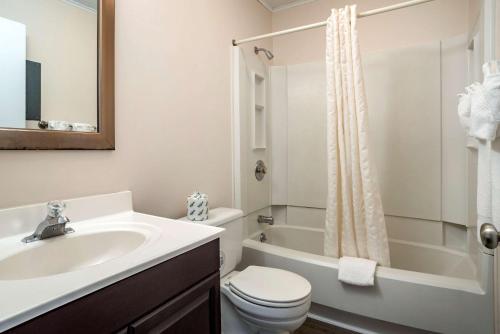 Koupelna v ubytování Rodeway Inn & Suites