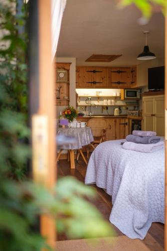 Quavers Rest - a quintessential little home & hot tub available !にあるキッチンまたは簡易キッチン