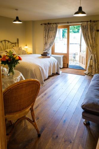 Quavers Rest - a quintessential little home & hot tub available !にあるベッド