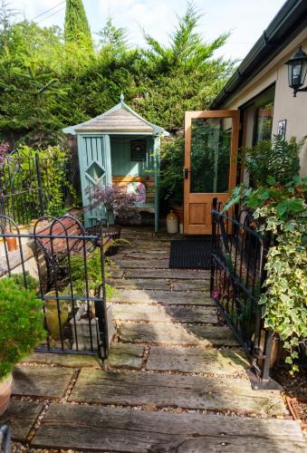 Quavers Rest - a quintessential little home & hot tub available !にある庭