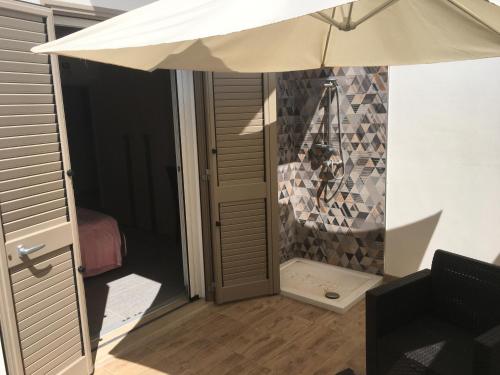 eine offene Tür mit einem Regenschirm in einem Zimmer in der Unterkunft Dear Mary B&B in San Cesario di Lecce