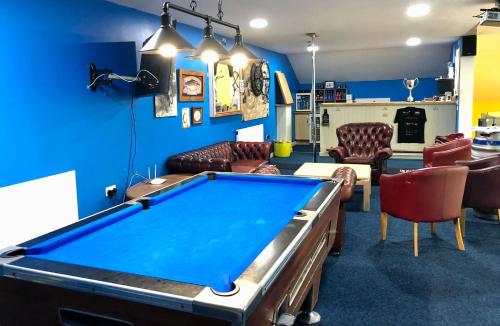 a pool table in a room with blue walls at Woolston lodge in Oswestry