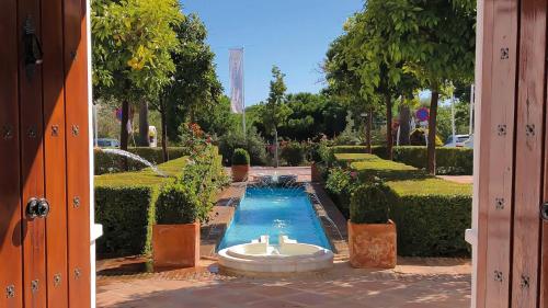 una piscina con fontana in un giardino di Añoreta Suites a Rincón de la Victoria