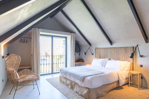 een slaapkamer met een bed en een groot raam bij Victoria XV in Cascais