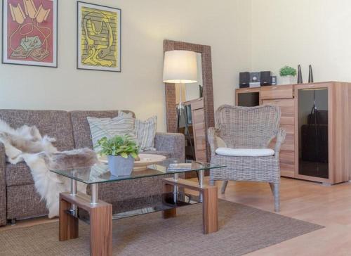 sala de estar con sofá, mesa y silla en HBS22_2, en Westerland