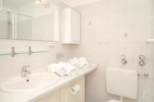 ヴェスターラントにあるF23 App 25 Kurt S Islandの白いバスルーム(洗面台、トイレ付)