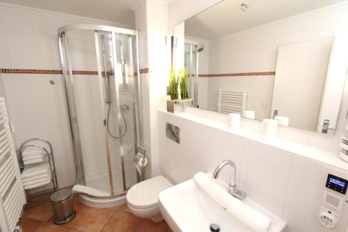 ein Badezimmer mit Dusche, Toilette und Waschbecken in der Unterkunft Ad3 5F Luxury West in Westerland