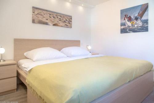 ein Schlafzimmer mit einem großen Bett mit zwei Kissen in der Unterkunft AD1 _ 203 Boardrider_s in Westerland