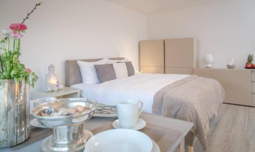 una camera con letto e tavolo con ciotola di cibo di Bommi7 a Westerland