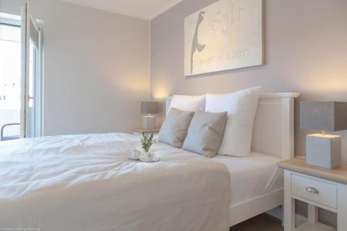 ヴェスターラントにあるHedighues App 9 Seagullの白いベッドルーム(白い枕の白いベッド付)