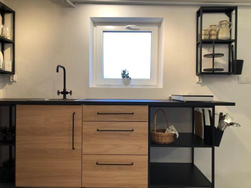 扎科帕內的住宿－OZWA - Studio One，带水槽的厨房台面和窗户