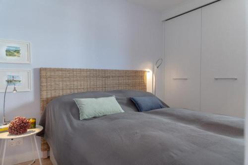1 dormitorio con 1 cama grande y 2 almohadas en Theodor _ AD 1_ App_ 407, en Westerland