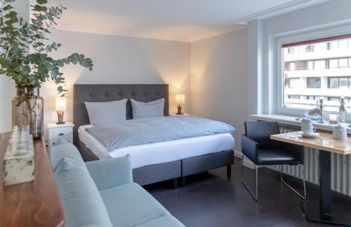 - une chambre avec un lit, une table et un canapé dans l'établissement Ad5 408 Dwarsloeper 3, à Westerland