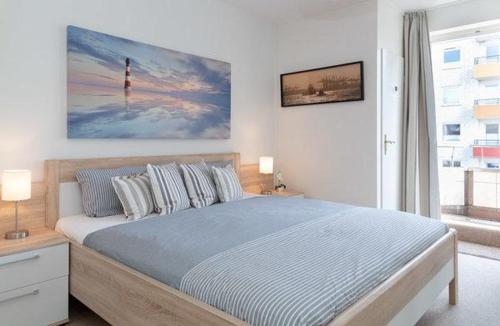 - une chambre avec un lit orné d'une peinture murale dans l'établissement Seven Seas App, à Westerland