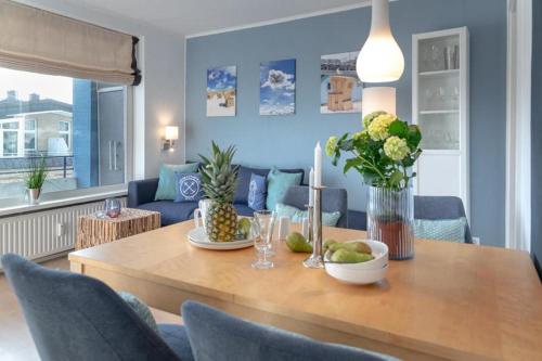 una sala de estar con una mesa de madera con fruta. en F23 26 Beachlife, en Westerland