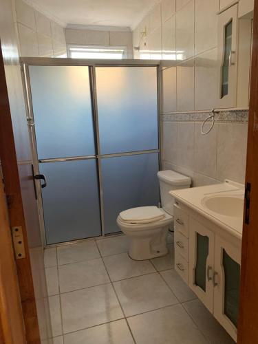 La salle de bains est pourvue de toilettes et d'un lavabo. dans l'établissement Aconchego - lar doce lar, à Poços de Caldas