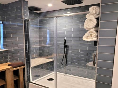 baño con ducha y puerta de cristal en The Oakwood Hotel by Roomsbooked en Gloucester