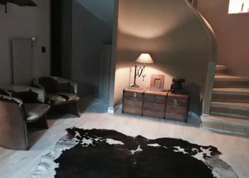 a living room with a couch and a table at Chalet de vacaciones Tartera-Prats i Sansor in Prats i Sansor