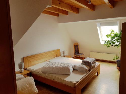 ein Schlafzimmer mit einem großen Bett in einem Zimmer in der Unterkunft Schatz-Insel in Loßburg