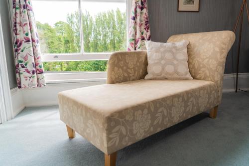 Ruang duduk di MonkBridge House