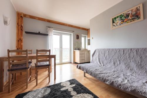 1 dormitorio con 1 cama, mesa y sillas en Sopot by the Beach, en Sopot