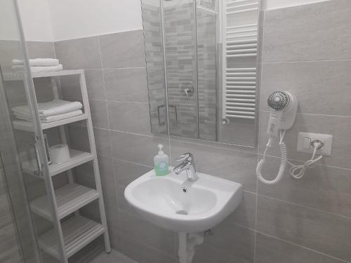 uma casa de banho com um lavatório e um chuveiro em Your Independent Room em Lecco