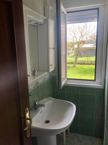 a bathroom with a sink and a window at Apartamento de verano 1 habitación in Ajo