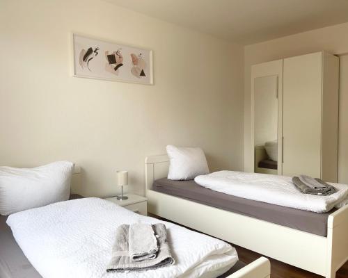 a bedroom with two beds and a mirror at Moderne Studios im Herzen von Osnabrueck in Osnabrück